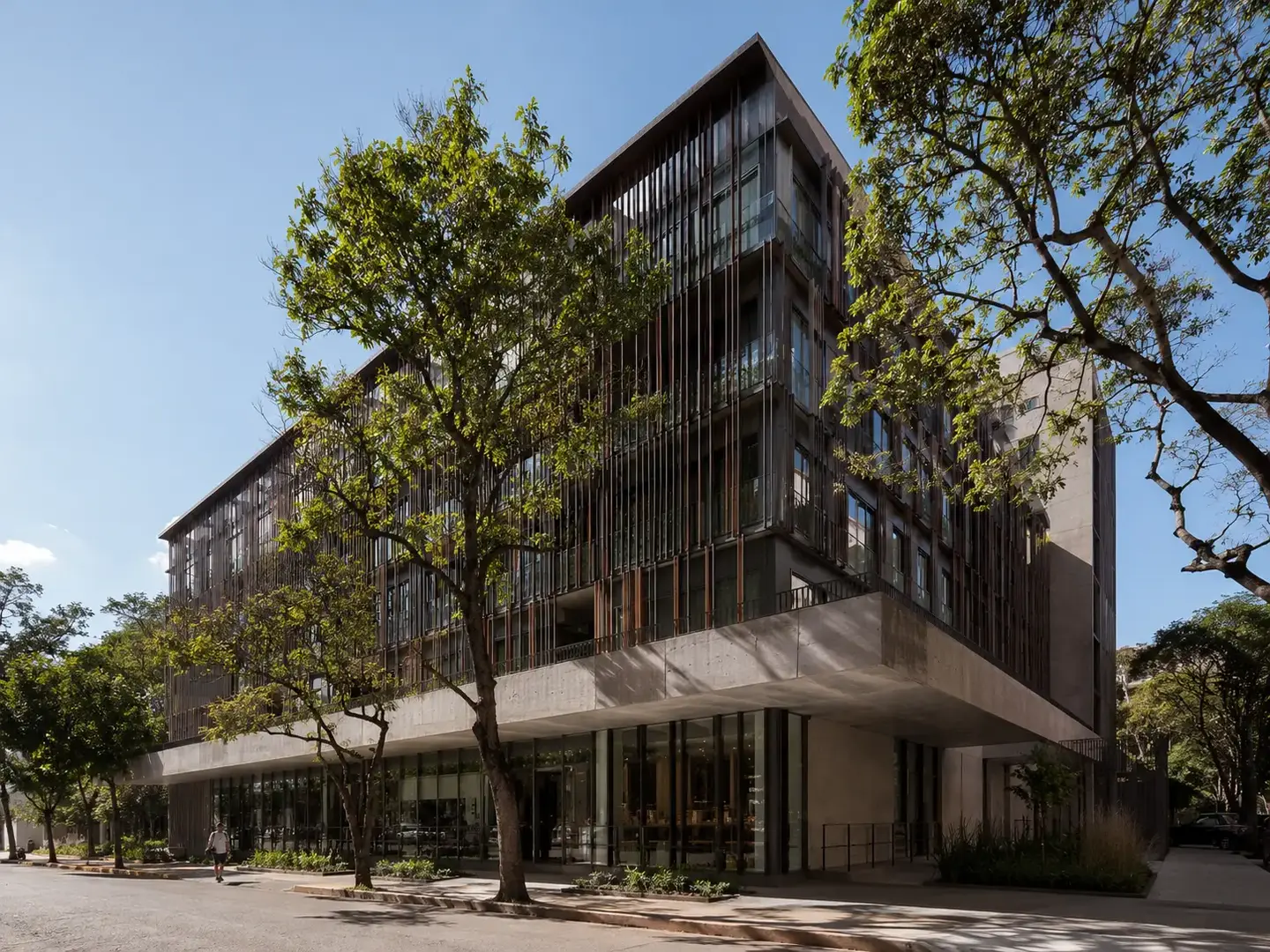 Fachada do edifício Lumière Savassi, com brises verticais e térreo comercial