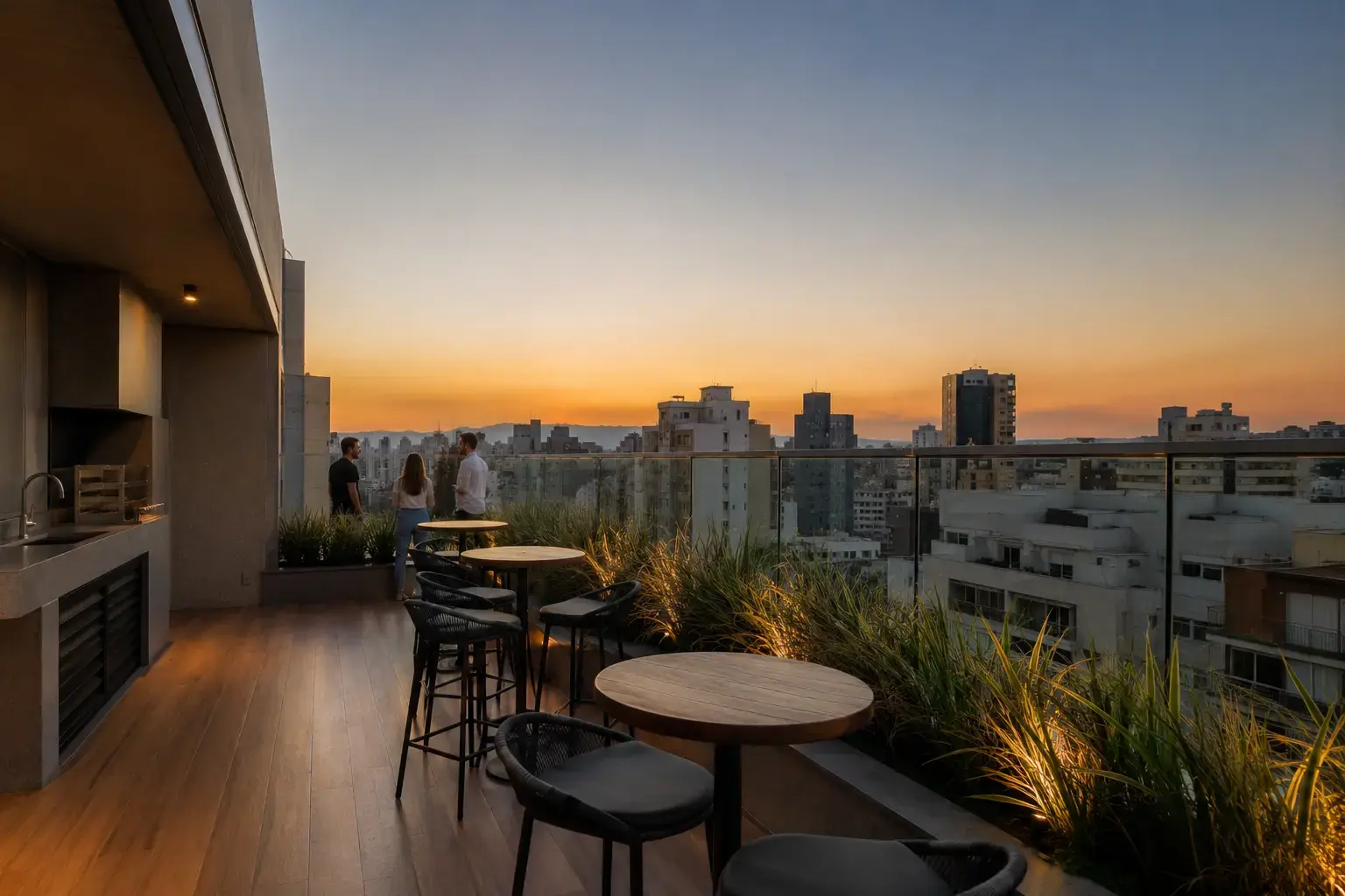 Terraço coletivo do Lumière Savassi com vista da Savassi ao entardecer