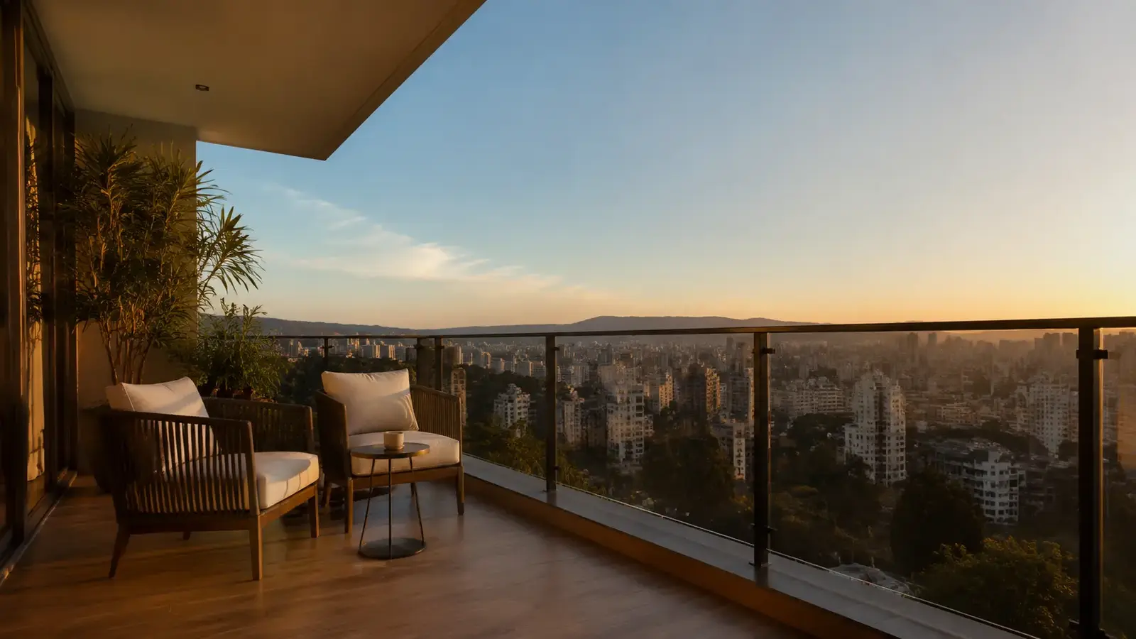 Varanda de apartamento com vista para a cidade ao entardecer