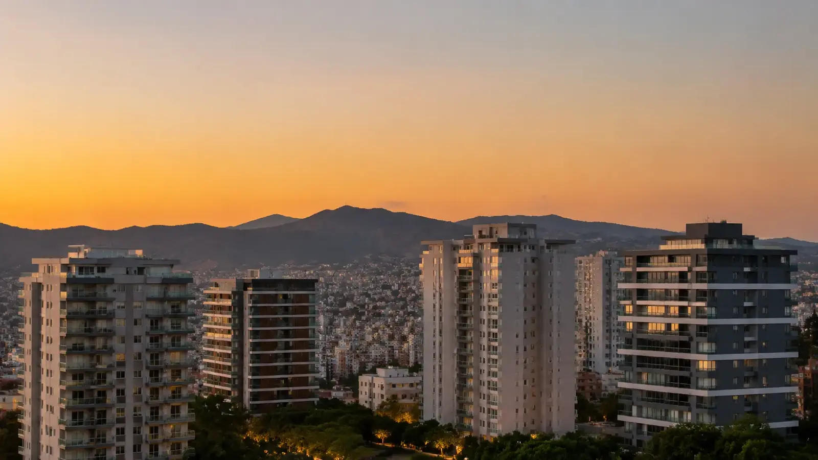 Conjunto de edifícios residenciais contemporâneos ao entardecer em Belo Horizonte